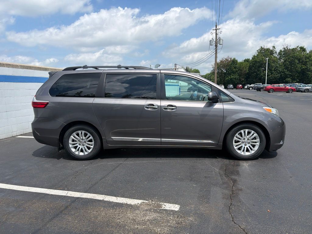 Thumbnail: 2017 Toyota Sienna - 6