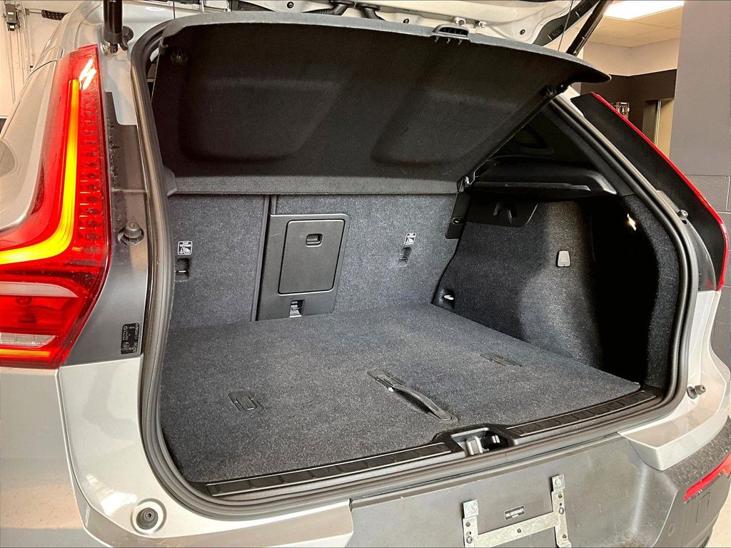 2025 Volvo XC40 — photo 24