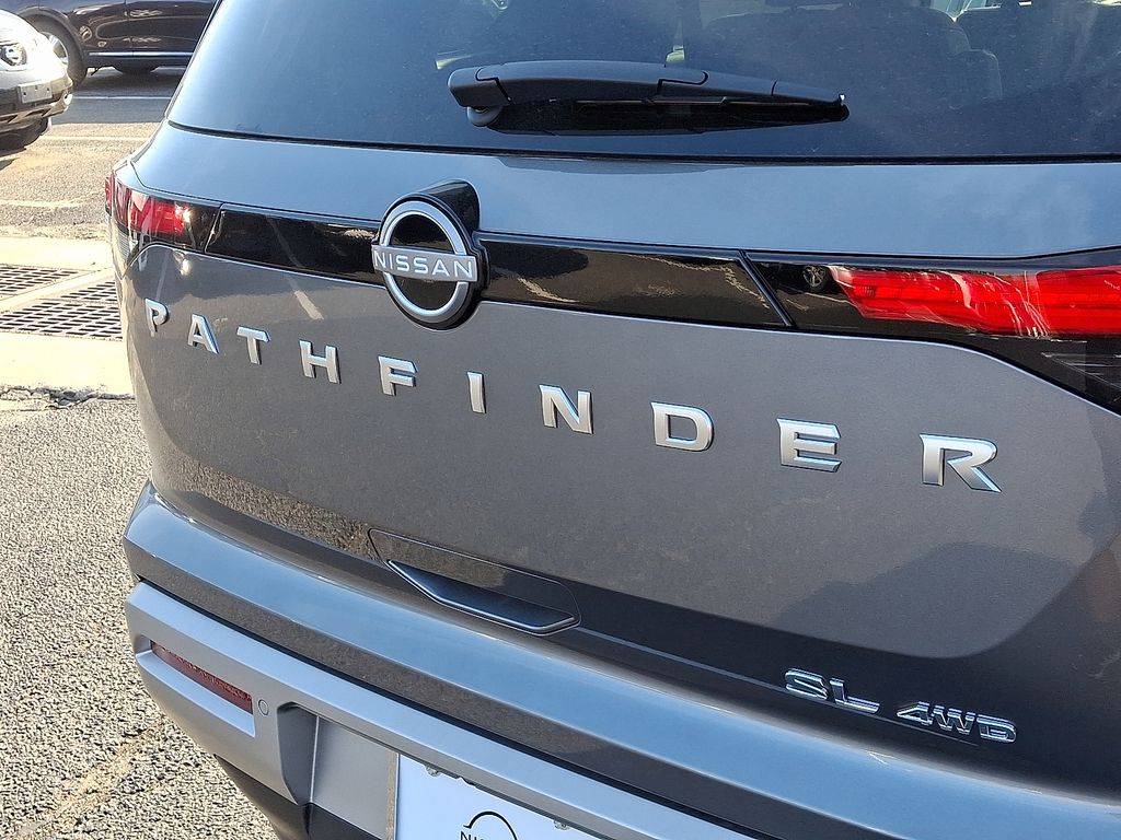 2025 Nissan Pathfinder SL 11