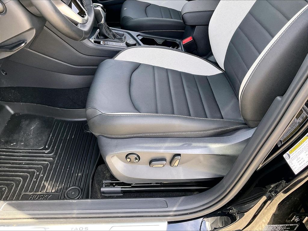 2025 Volkswagen Taos — photo 34