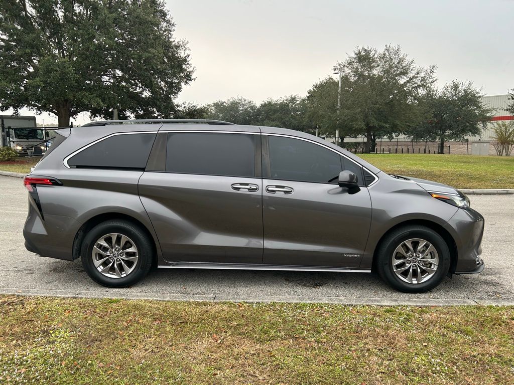 Thumbnail: 2021 Toyota Sienna - 6
