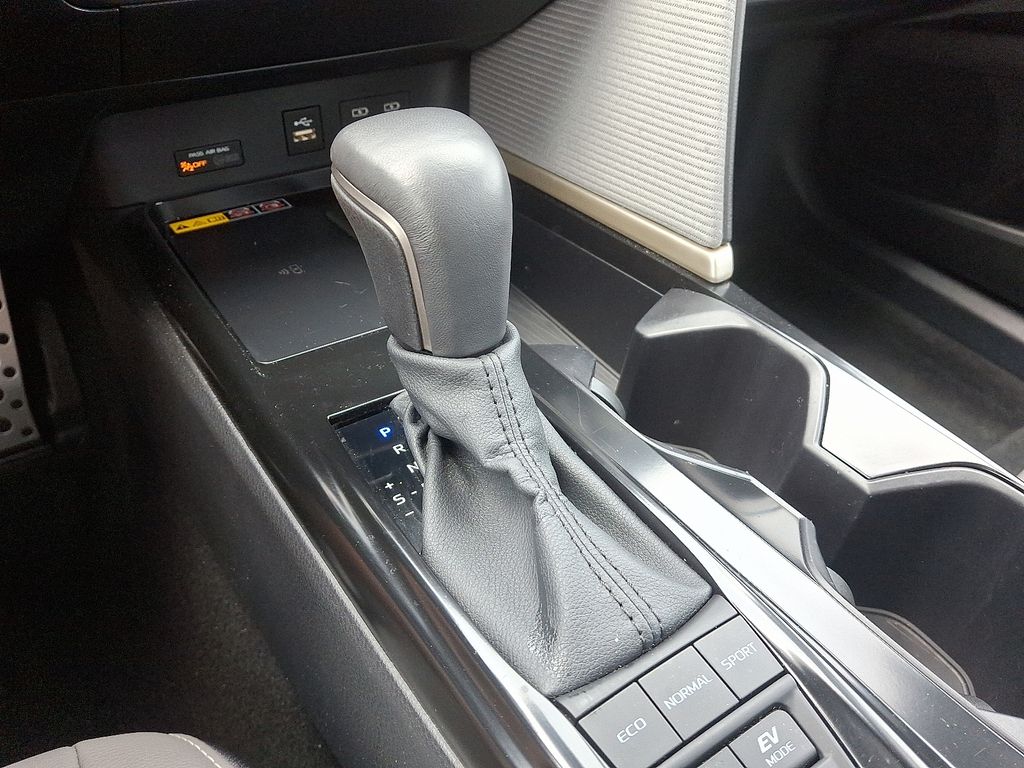 2025 Toyota Camry SE 16