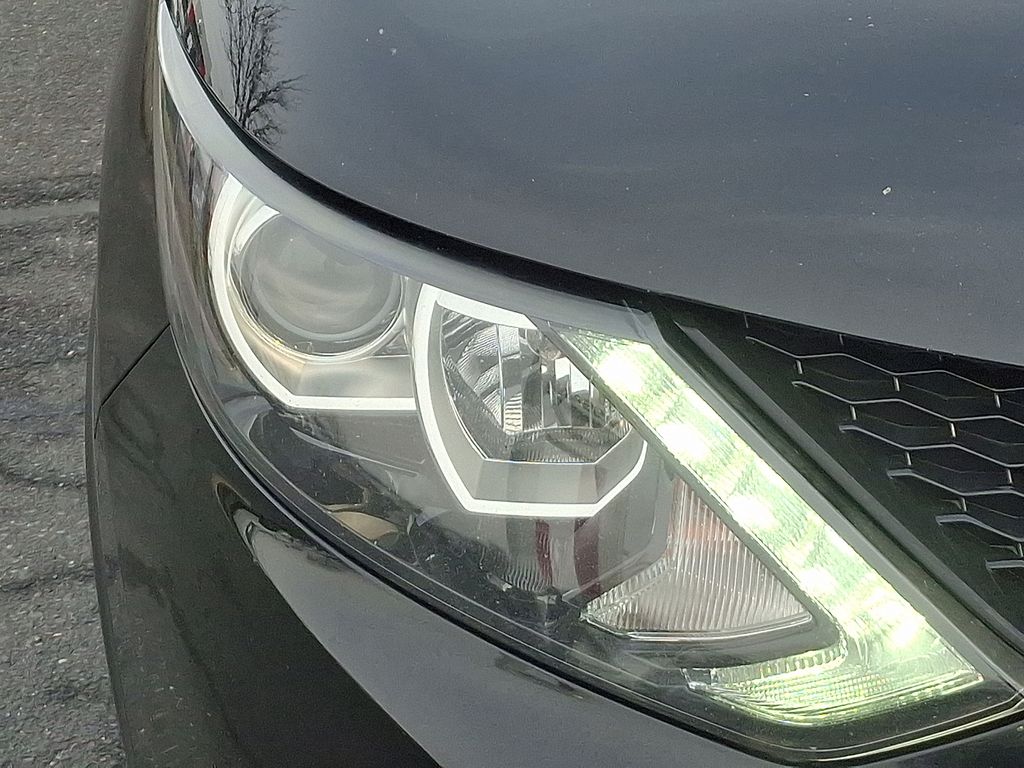 Thumbnail: 2018 Nissan Rogue Sport - 9