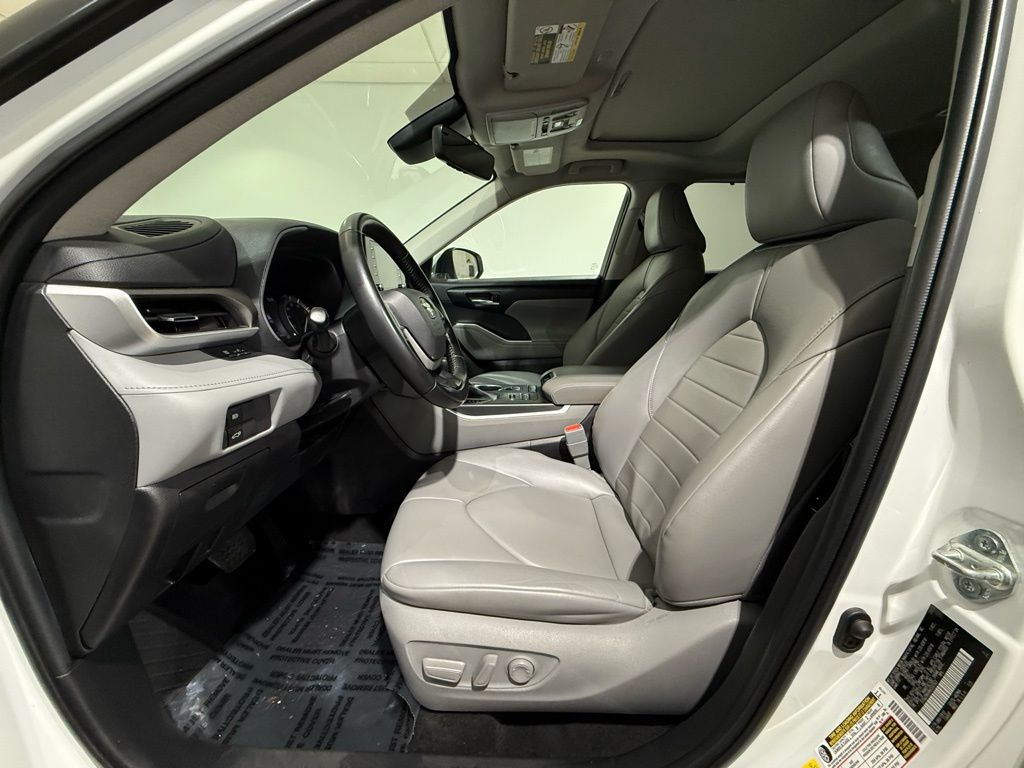 Thumbnail: 2022 Toyota Highlander - 13