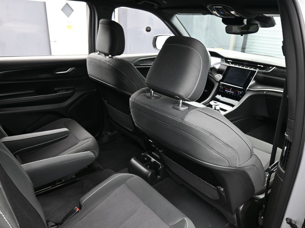 Used 2024 Silver Zynith Jeep Laredo image 44