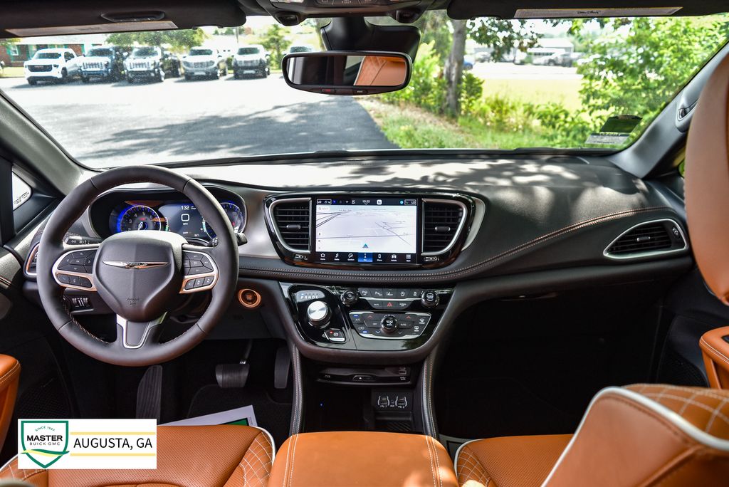 Used 2025 Chrysler Pacifica Van