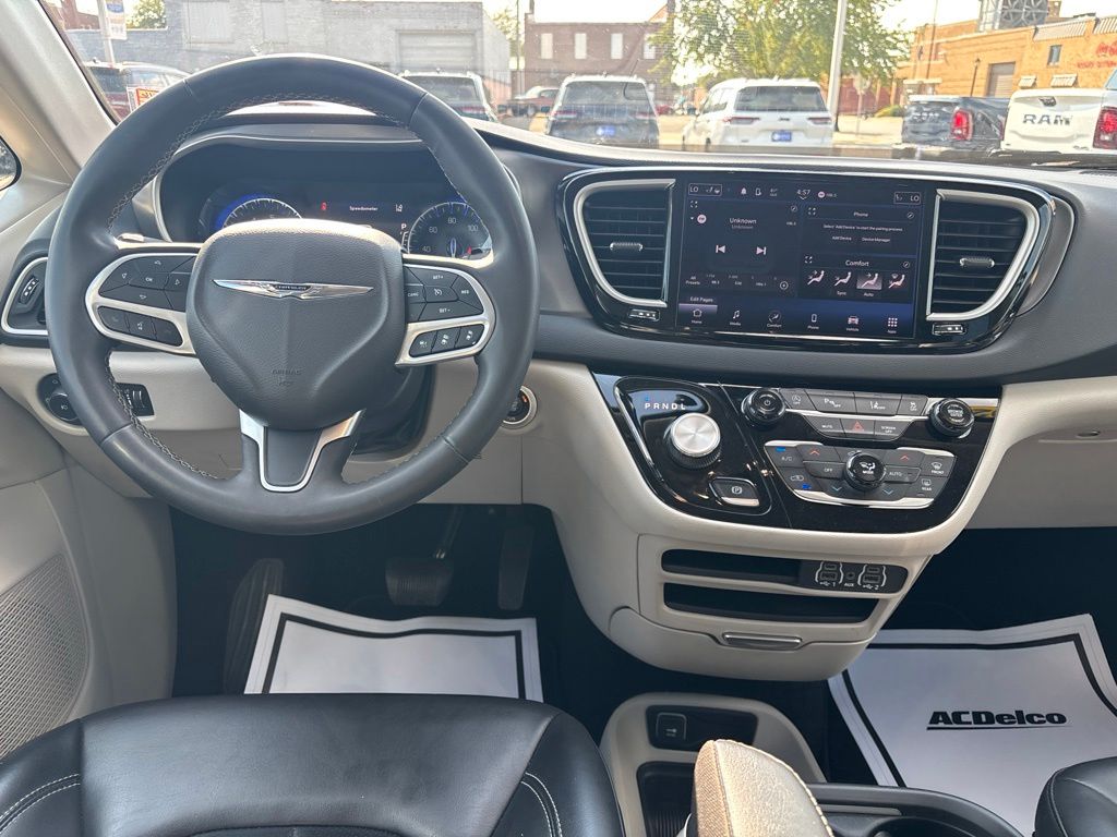 Used 2023 Chrysler Pacifica Van