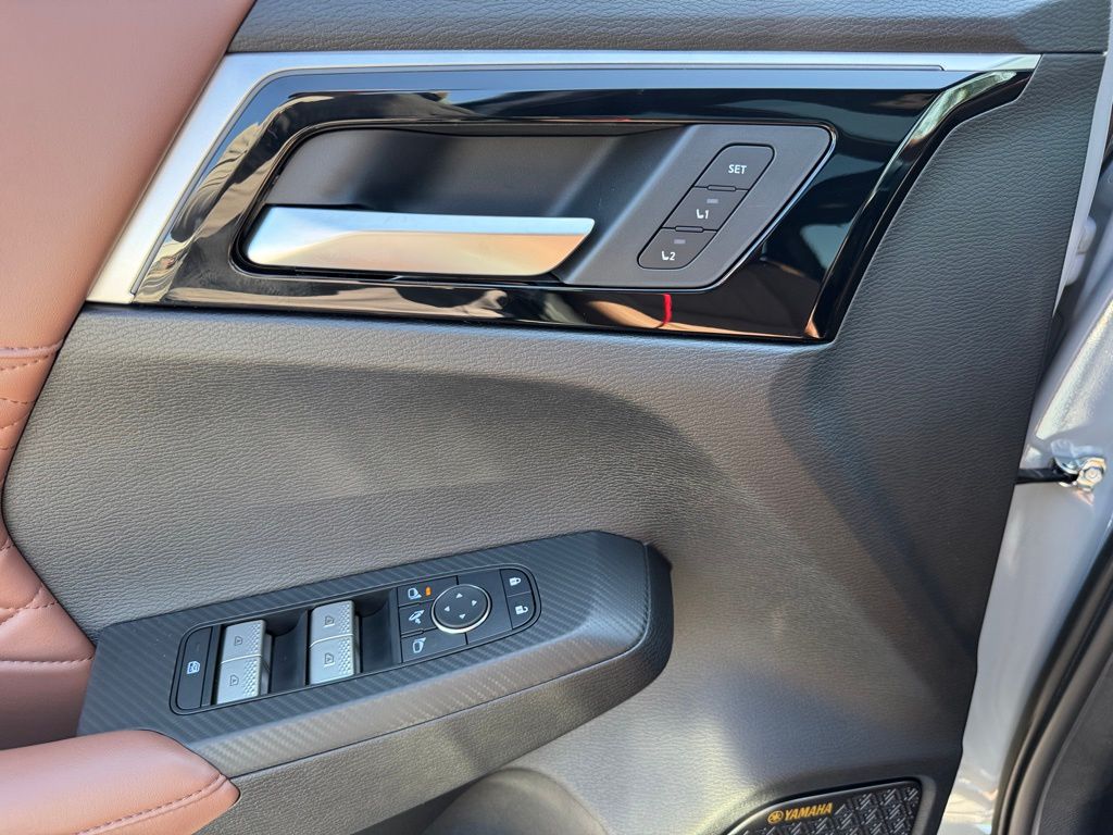 2025 Mitsubishi Outlander SEL photo 28