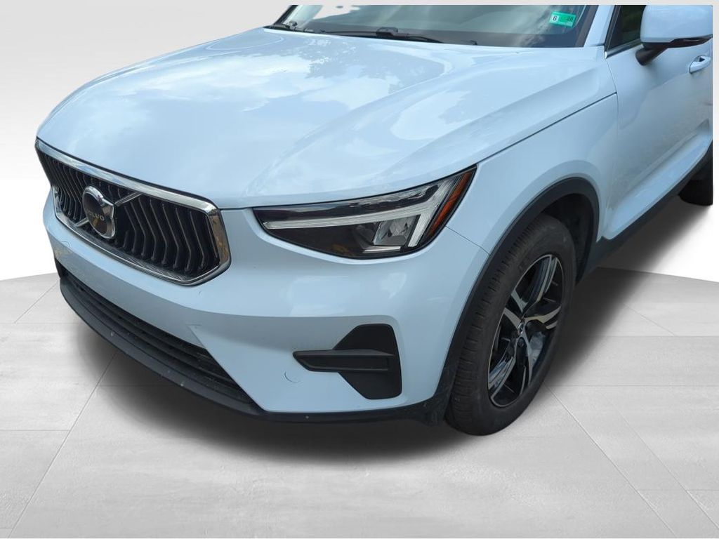 2025 Volvo XC40 B5 Core