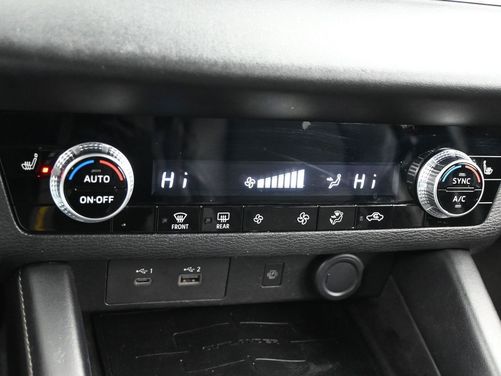 Used 2022 Silver Mitsubishi SE image 18