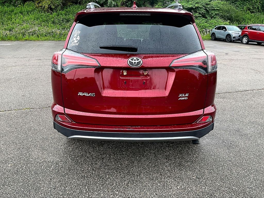 2018 Toyota RAV4 — photo 10
