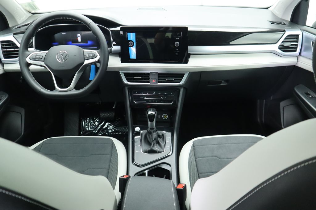 2025 Volkswagen Taos SE 14