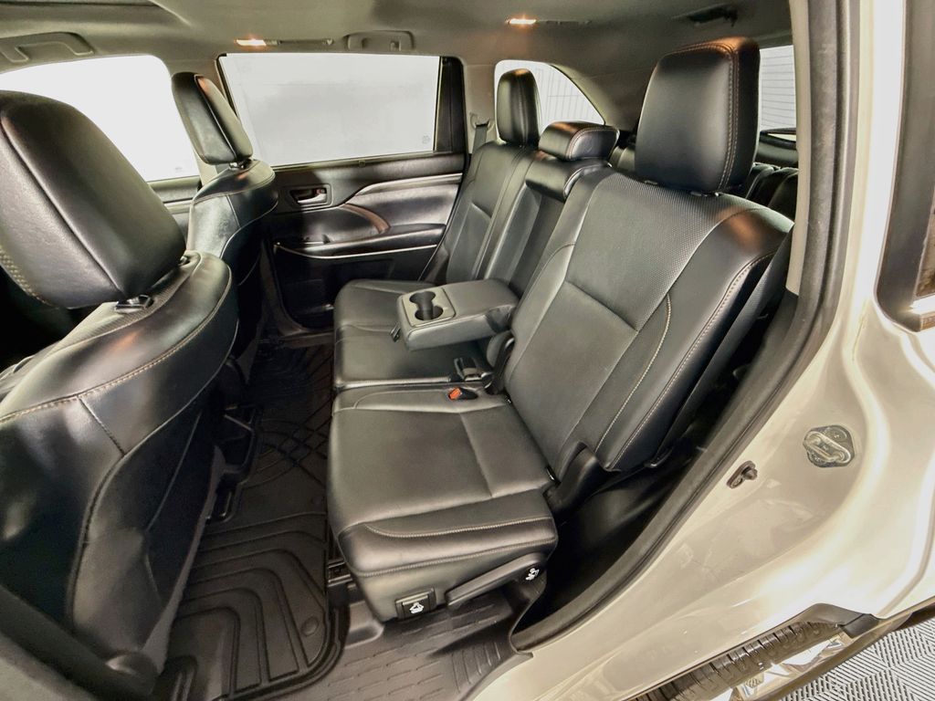 Thumbnail: 2018 Toyota Highlander - 25