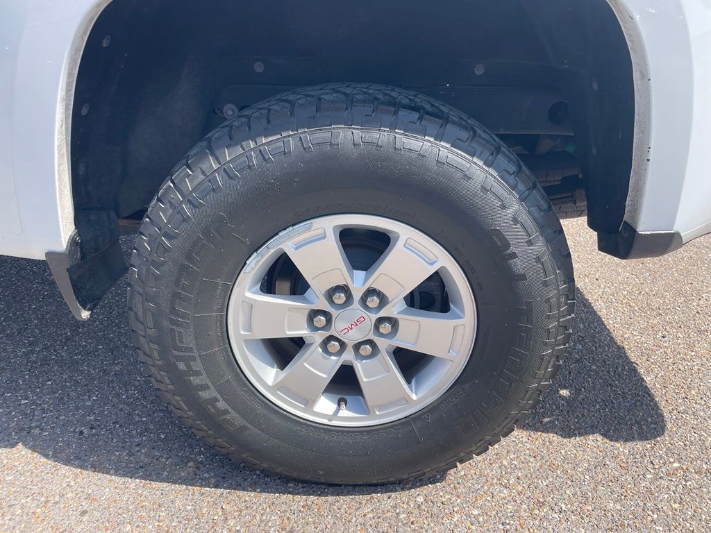 Used 2020 White GMC Base image 17