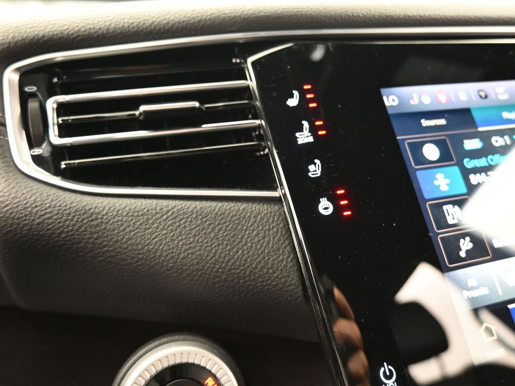 Used 2024 Diamond Black Crystal Pearlcoat Jeep Base image 27