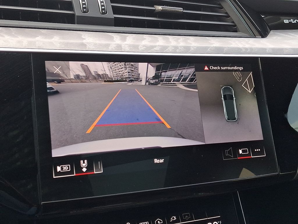 Thumbnail: 2022 Audi e-tron S - 18