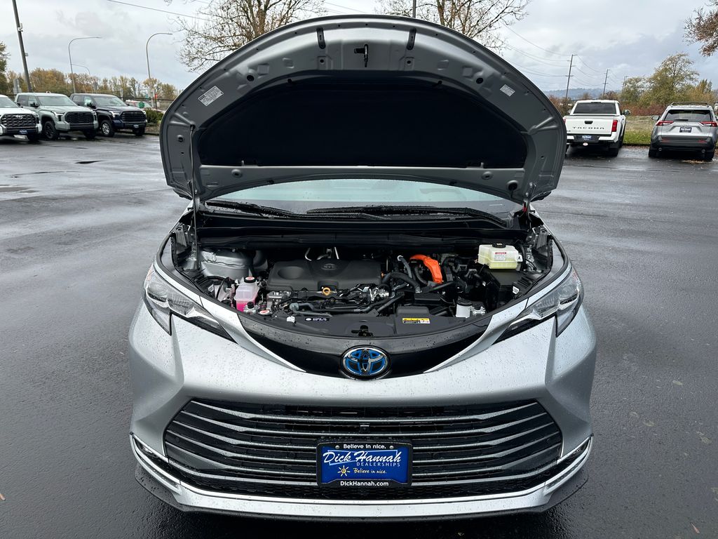 2025 Toyota Sienna Platinum photo 4