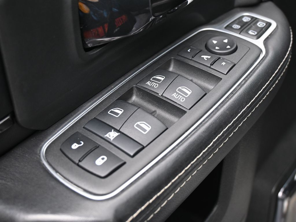 Used 2024 Billet Silver Metallic Clearcoat Ram Limited image 14