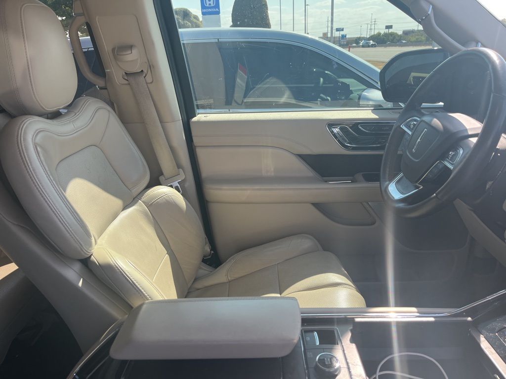 Thumbnail: 2020 Lincoln Navigator - 4