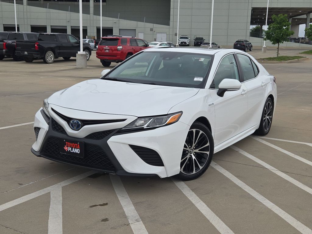 Super White 2019 Toyota Camry Hybrid SE FWD Sedan Front-Wheel Drive Continuously Variable Transmission