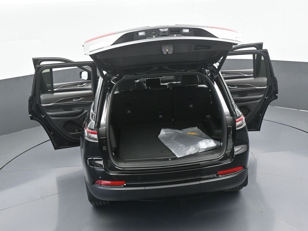 New 2025 Diamond Black Crystal Pearlcoat Jeep Limited image 64