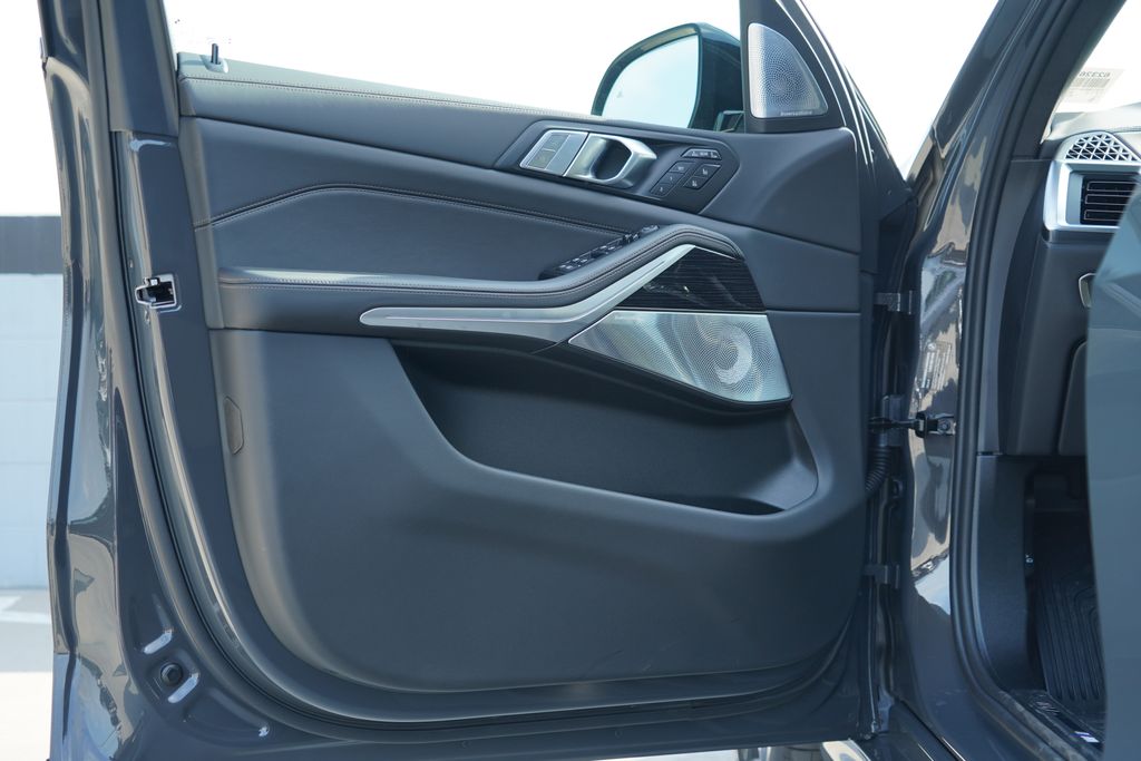 Thumbnail: 2027 BMW X7 - 8