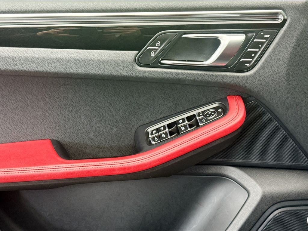 Thumbnail: 2025 Porsche Macan - 24