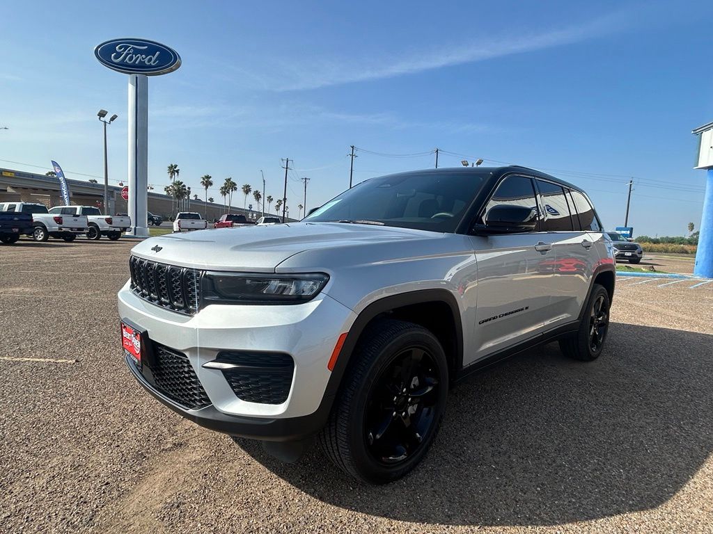 Used 2023 Silver Jeep Altitude X image 3