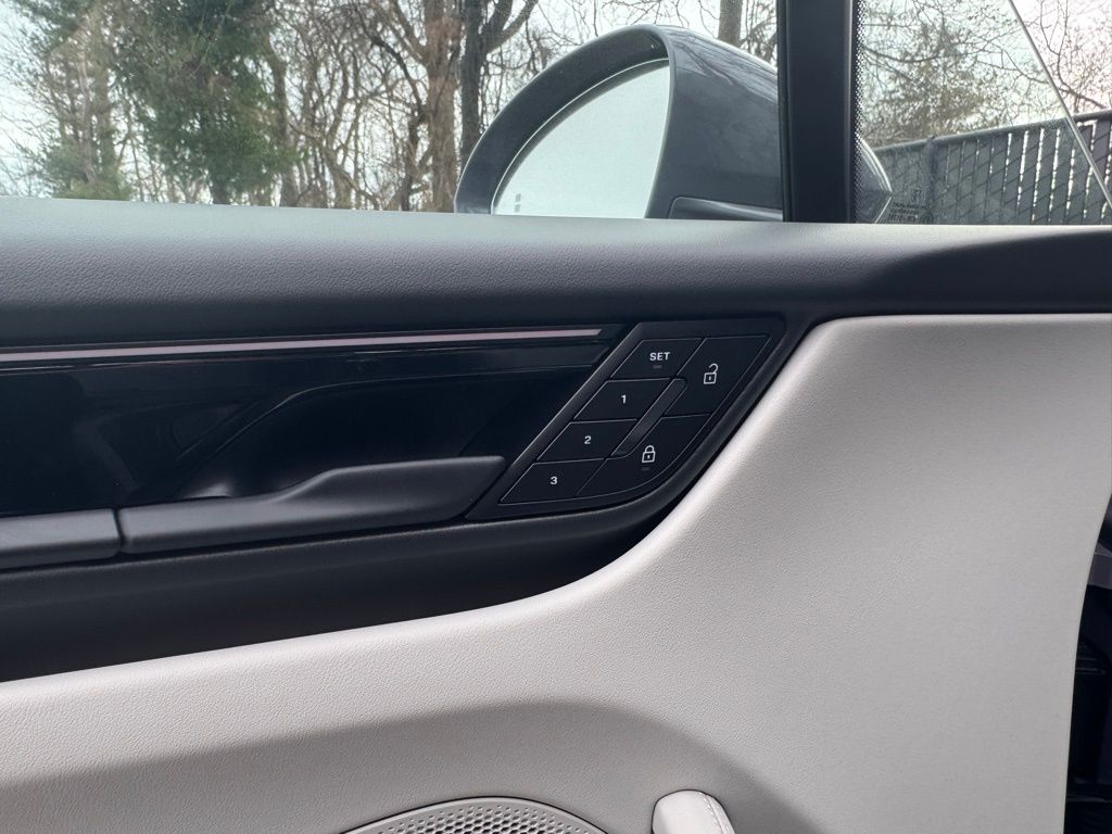 Thumbnail: 2025 Porsche Macan - 30