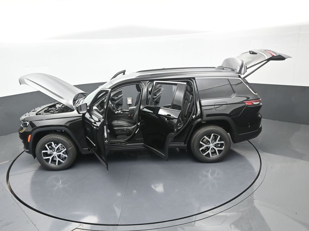 Used 2025 Diamond Black Crystal Pearlcoat Jeep Limited image 61