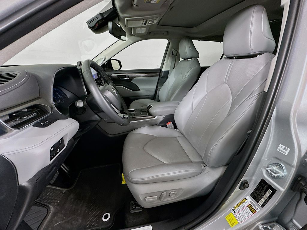 Thumbnail: 2023 Toyota Highlander - 20