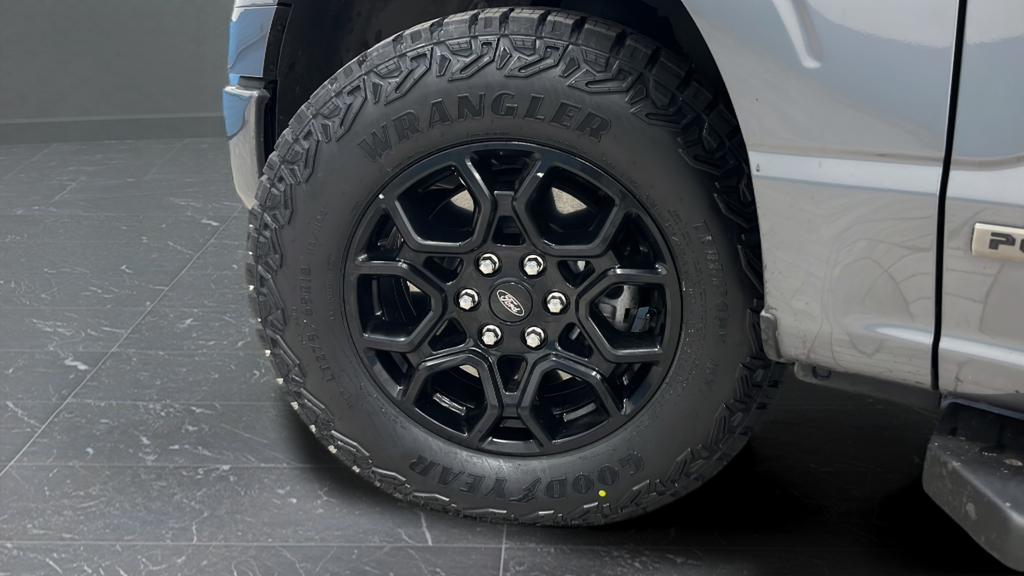 Used 2025 Carbonized Gray Metallic Ford XLT image 38