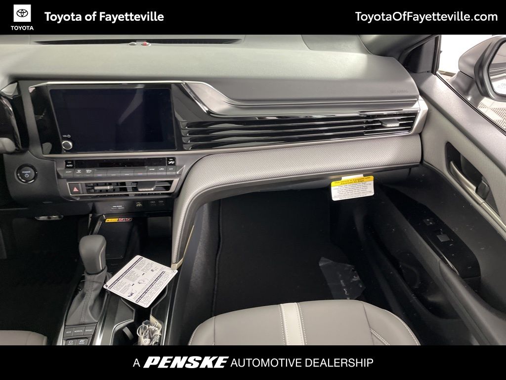 2025 Toyota Camry SE 18