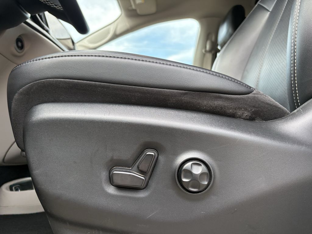 2024 Chrysler Pacifica Touring L - 10