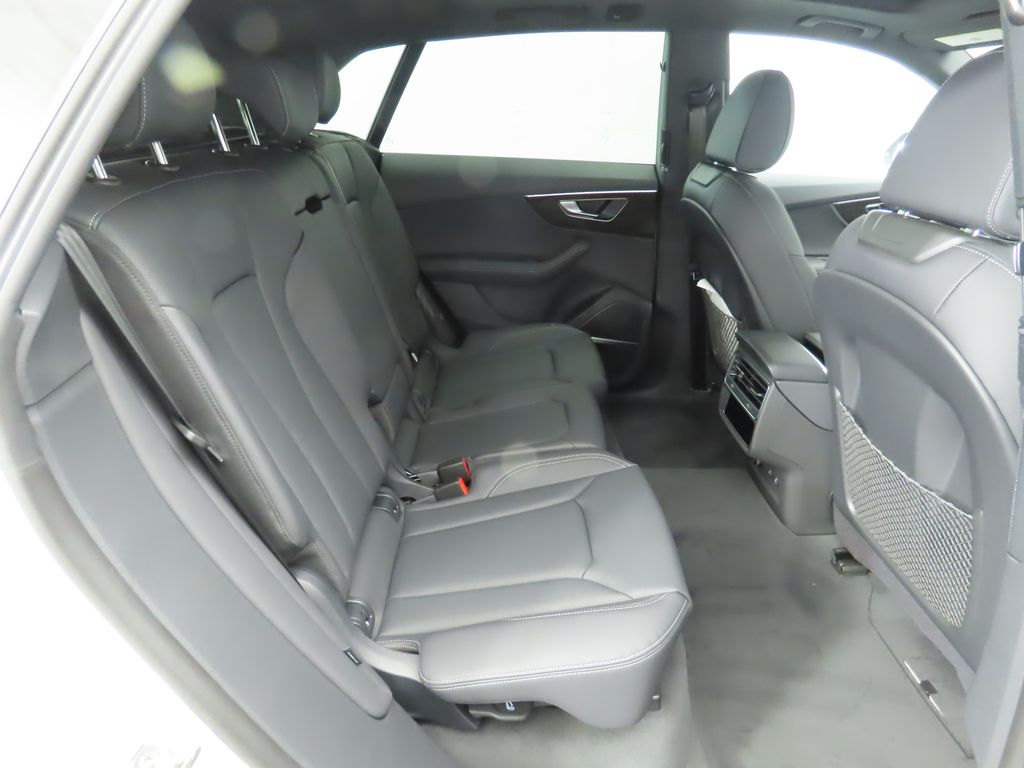 Thumbnail: 2025 Audi Q8 - 24