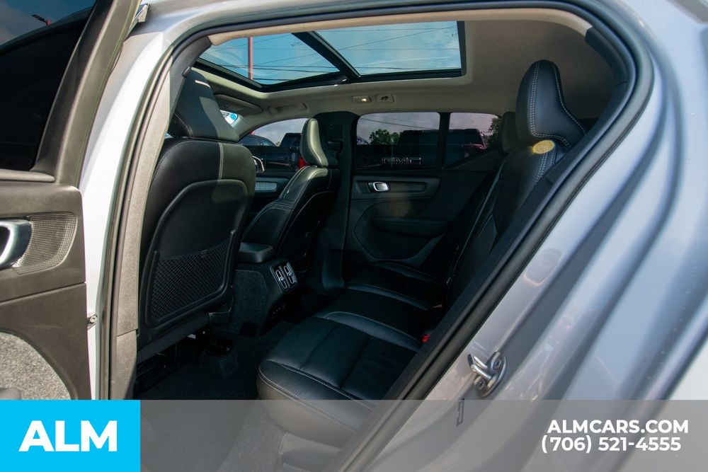 2023 Volvo XC40 Plus photo 11