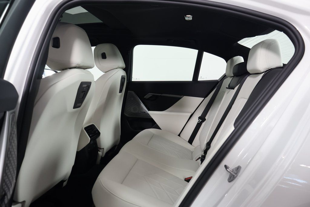 Thumbnail: 2027 BMW 5 Series - 6