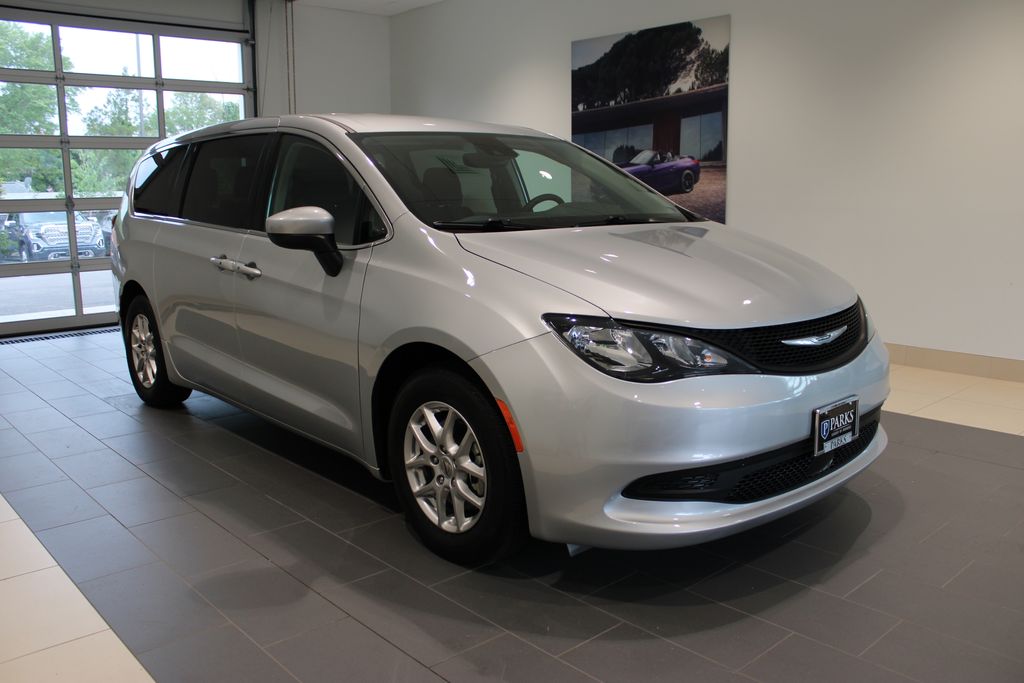 2023 Chrysler Voyager LX