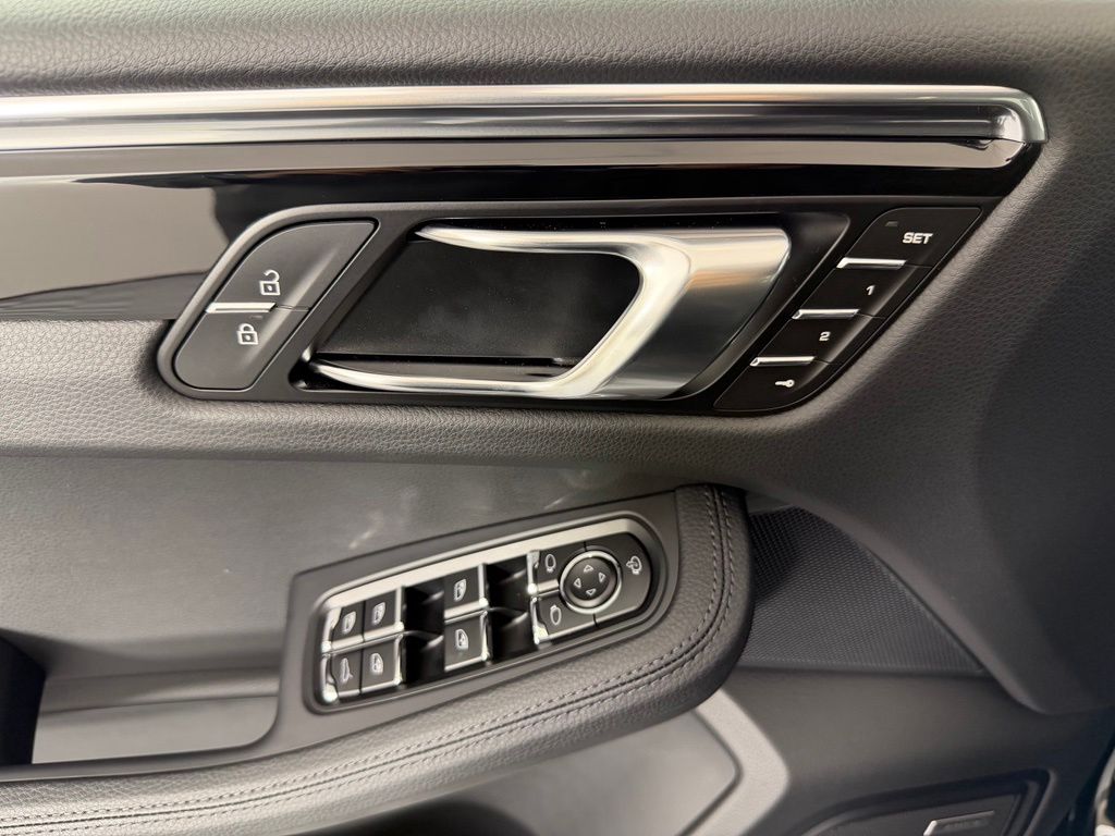 Thumbnail: 2026 Porsche Macan - 17