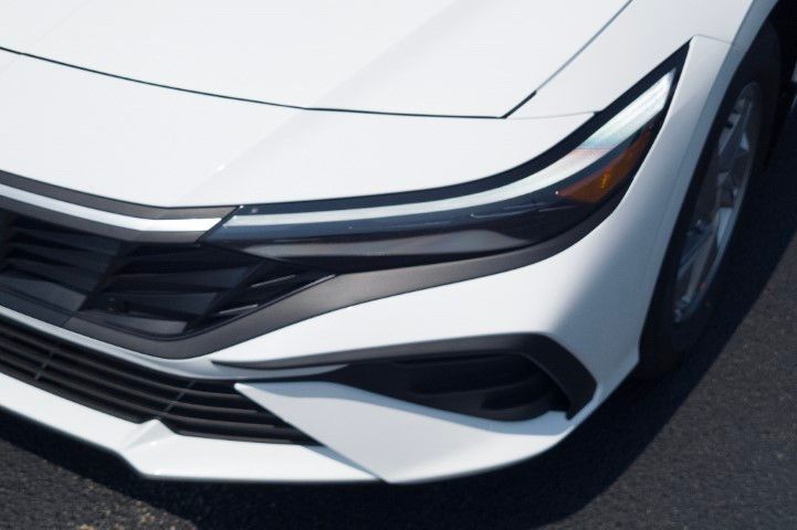 New 2026 White Hyundai SE image 9