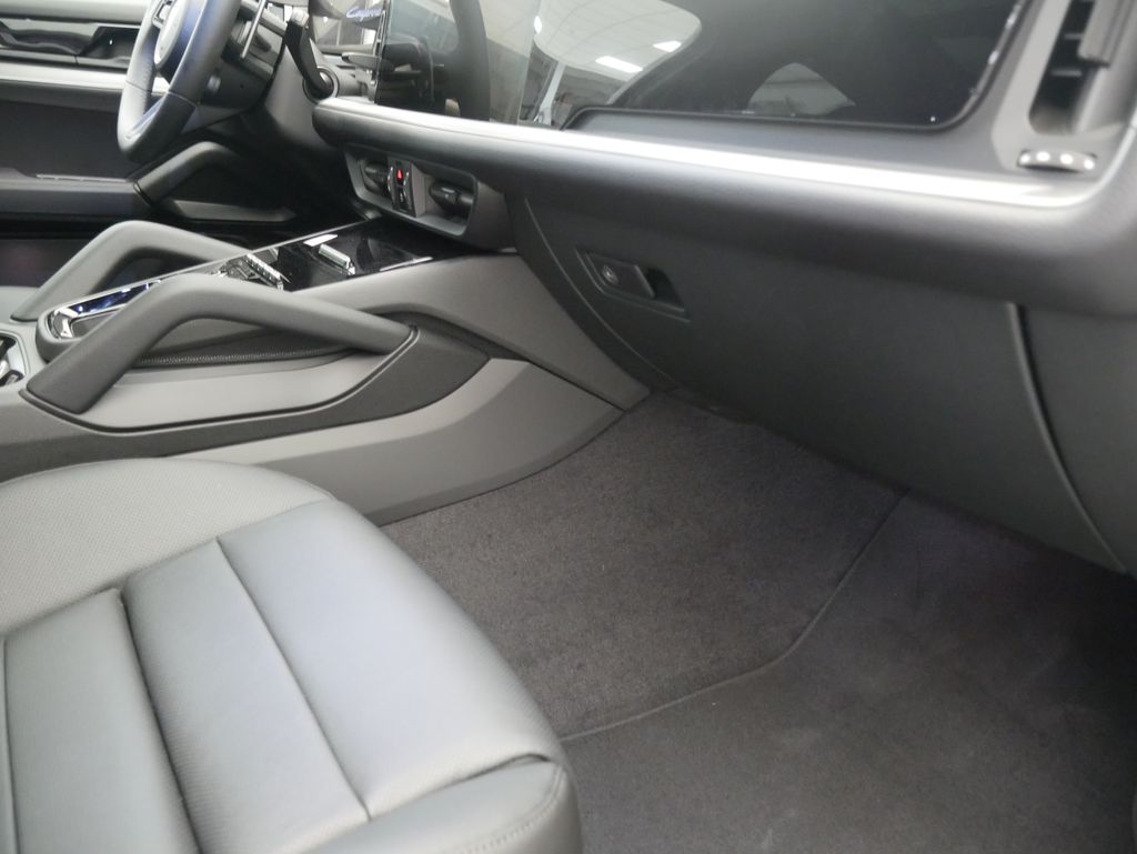 Thumbnail: 2026 Porsche Cayenne - 30