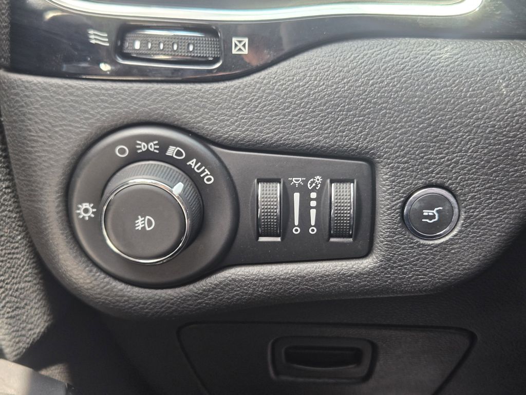 used 2020 Jeep Cherokee car, priced at $19,492