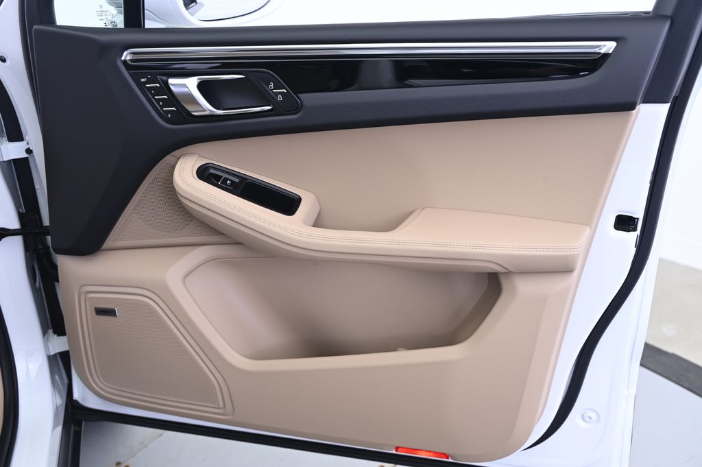 Thumbnail: 2025 Porsche Macan - 20