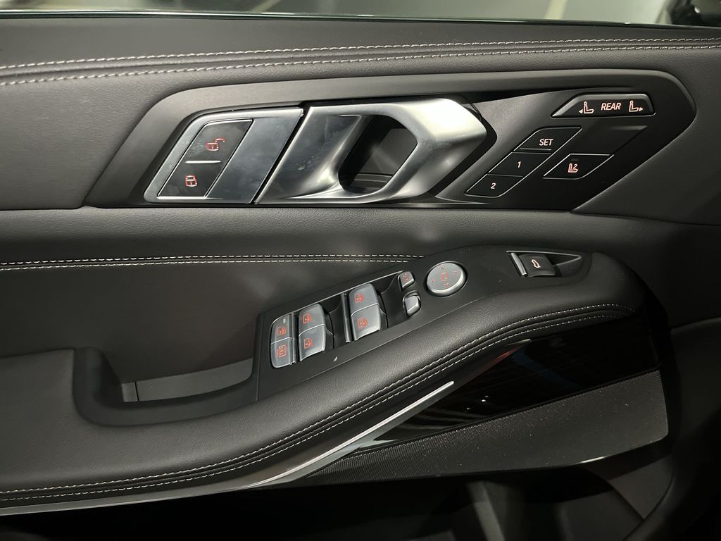 Thumbnail: 2026 BMW X7 - 13