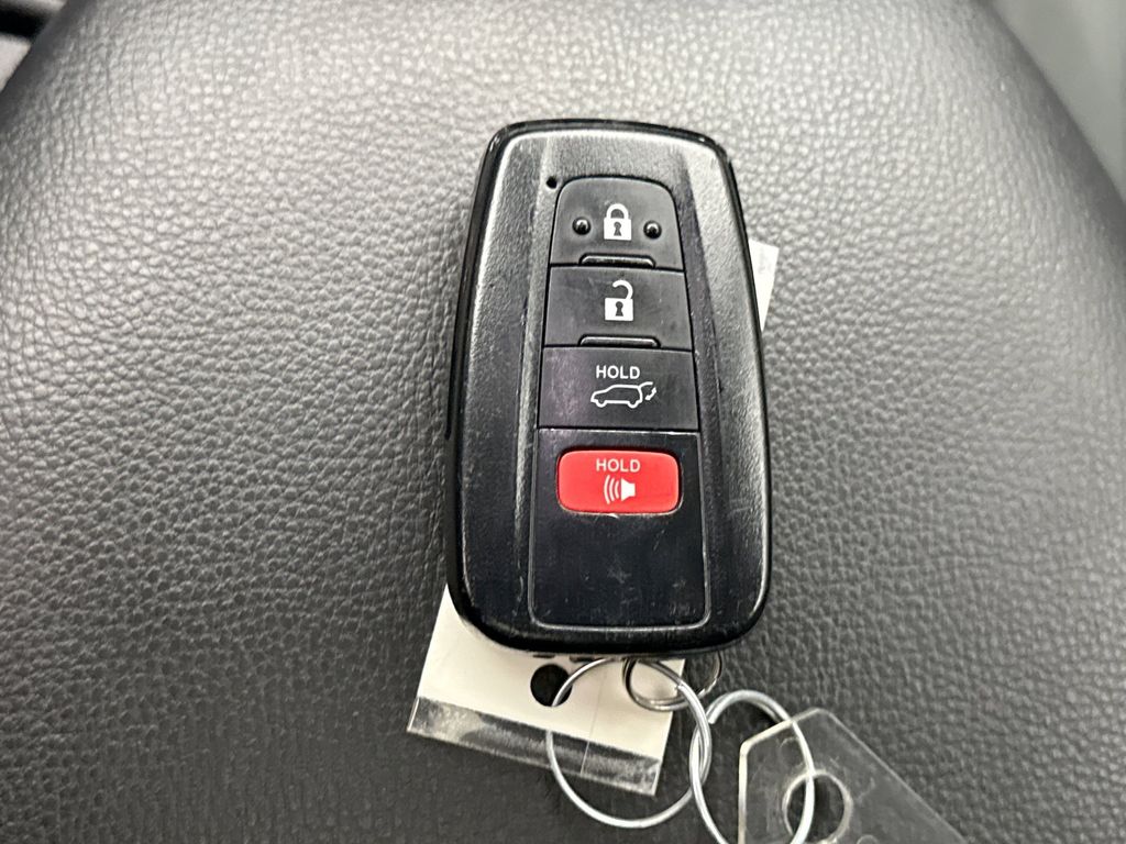 Thumbnail: 2022 Toyota RAV4 - 22