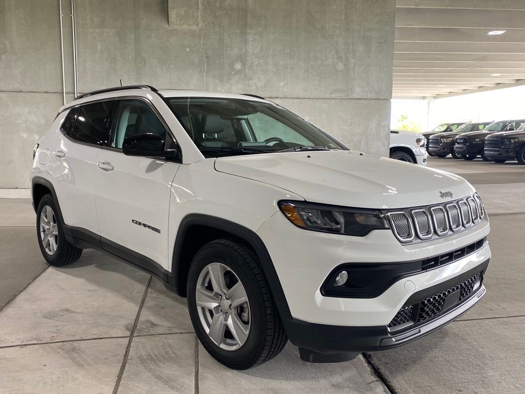 New 2022 Bright White Clearcoat Jeep Latitude image 2