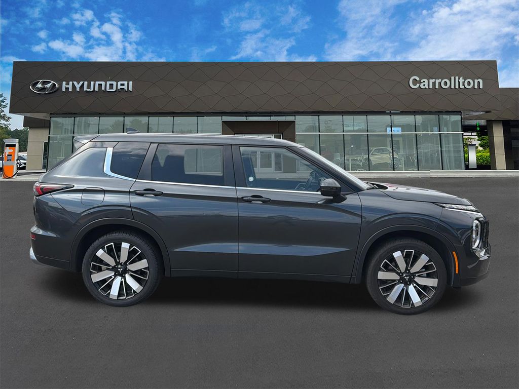 Used 2025 Cosmic Blue Metallic Mitsubishi SE image 4