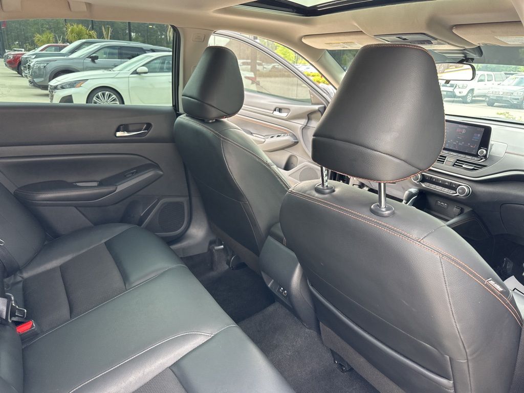 2022 Super Black Clearcoat Nissan Altima 2.5 SR FWD Sedan