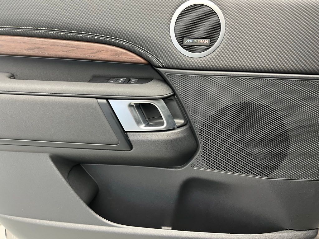 Thumbnail: 2025 Land Rover Discovery - 19