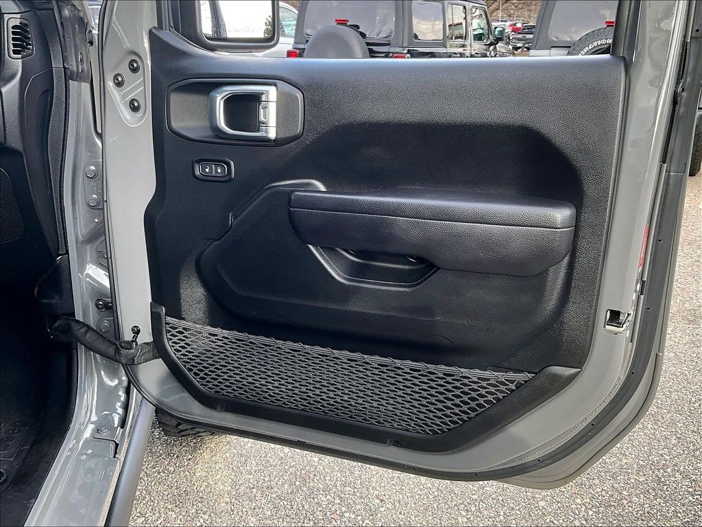 2023 Jeep Wrangler — photo 12